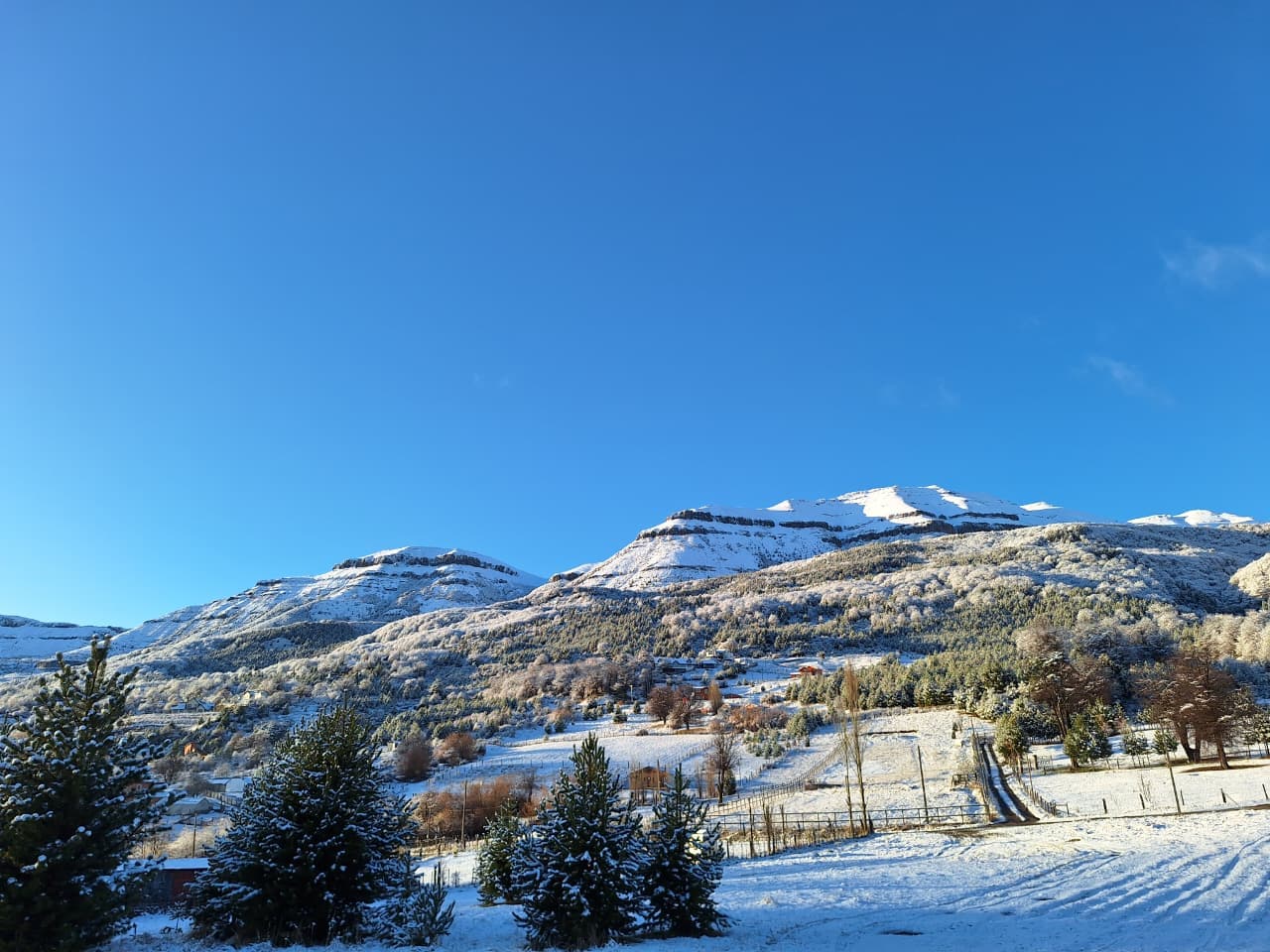 Paisaje montañoso nevado